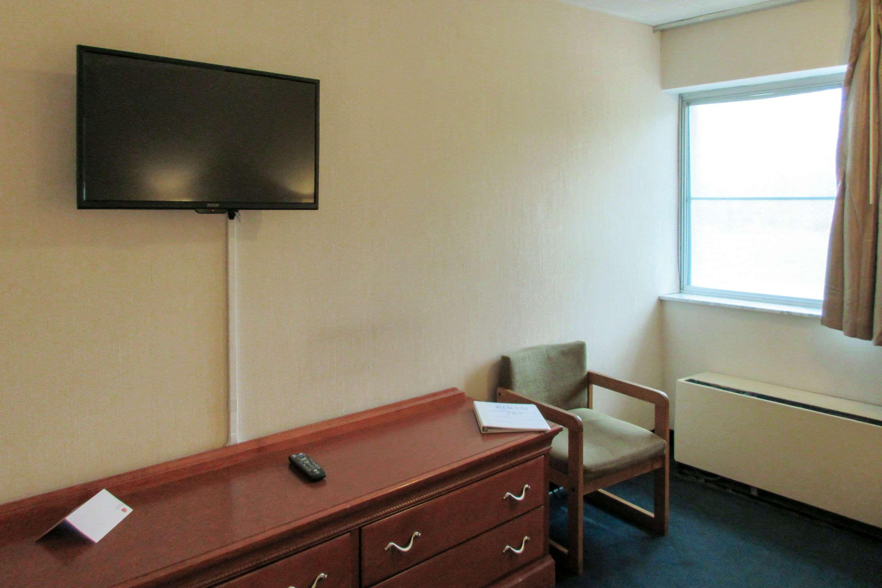 Days Inn By Wyndham Erie Kearsarge Exterior photo