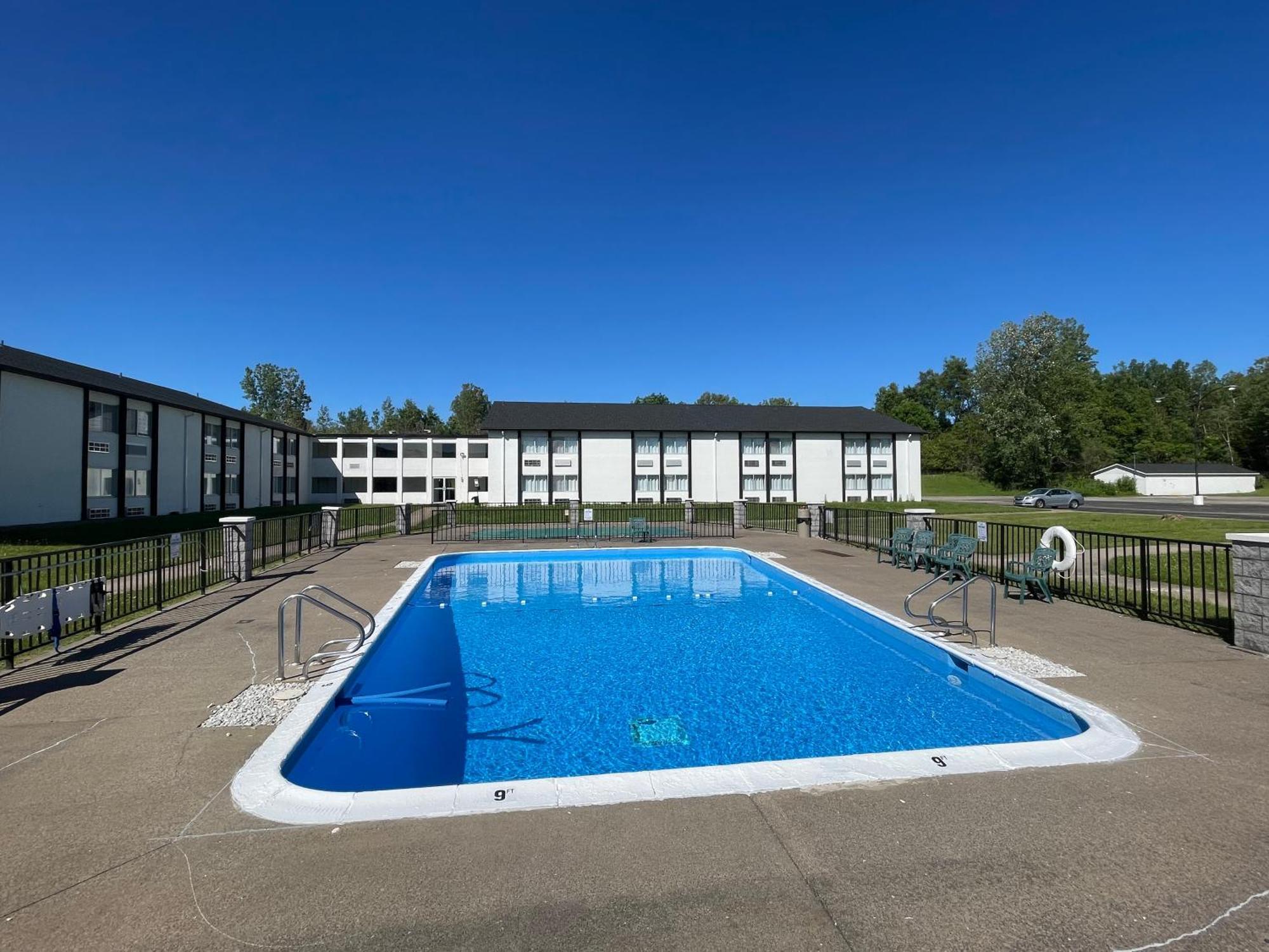 Days Inn By Wyndham Erie Kearsarge Exterior photo